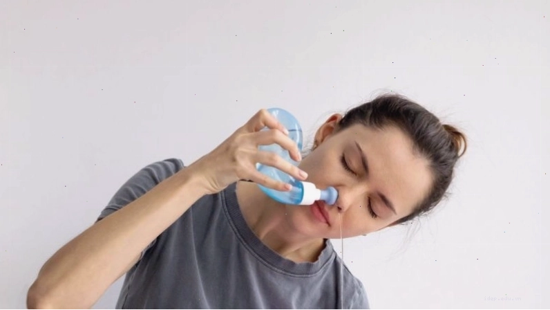Nếu giữa chừng bạn bị ù tai khi đang vệ sinh mũi thì nên ngừng rửa mũi ngay