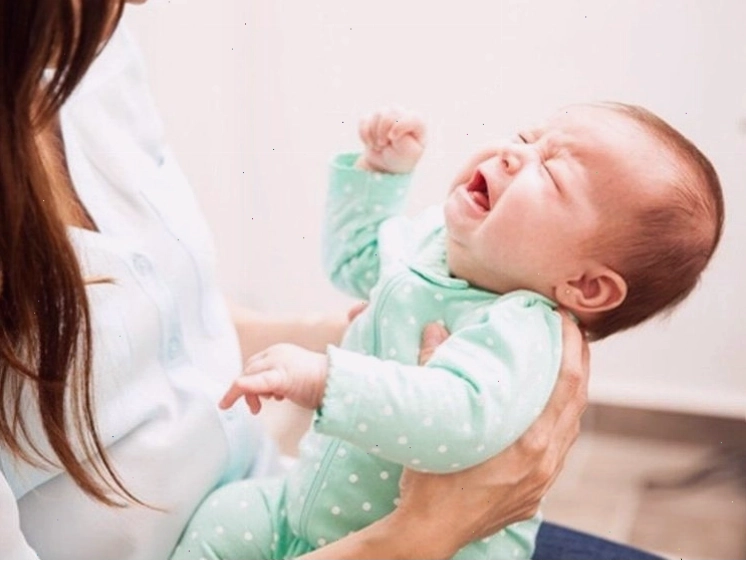 Nếu trẻ quấy khóc nhiều không dứt kèm theo mệt sốt thì nên đưa ngay đi cấp cứu