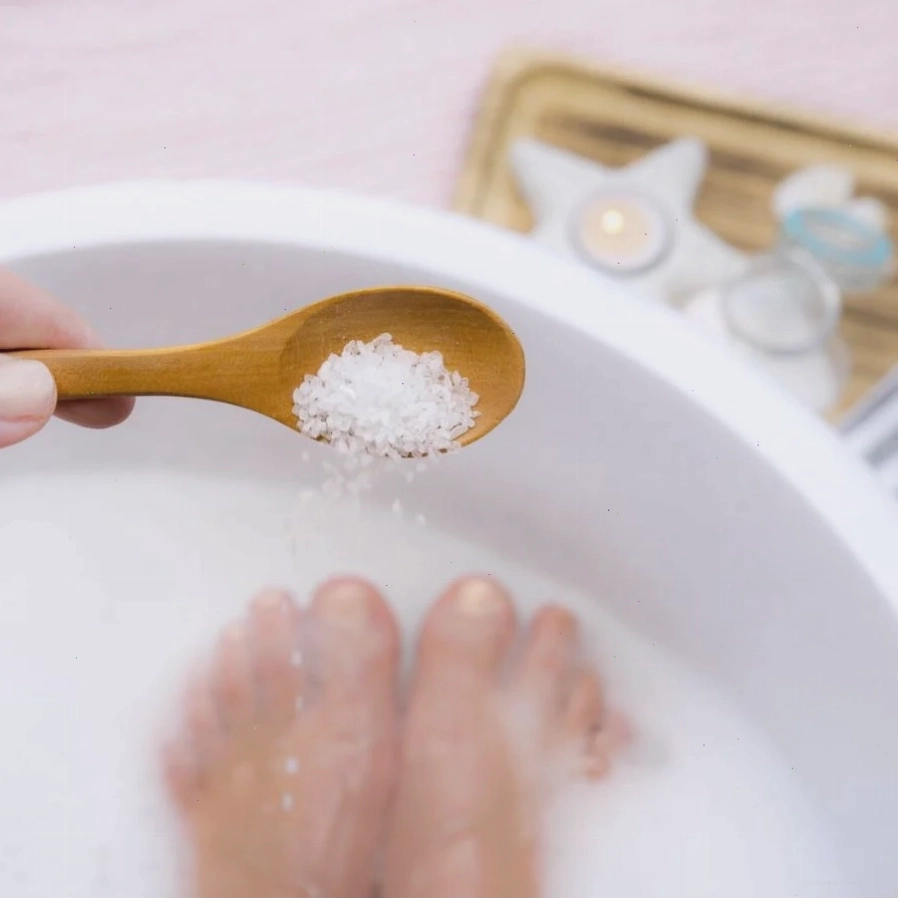 Ngâm chân với nước muối giúp thư giãn và giảm đau