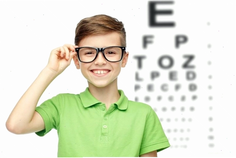 Ngồi làm việc và học tập đúng tư thế để bảo vệ mắt khỏi tật cận thị