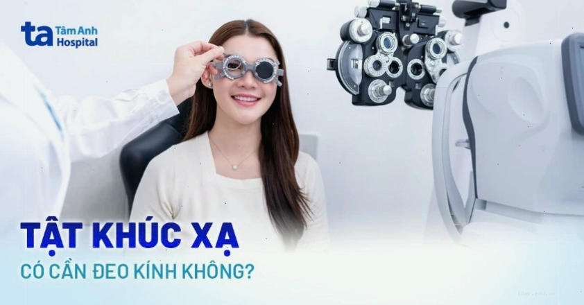 Người bệnh nheo mắt để nhìn rõ hơn