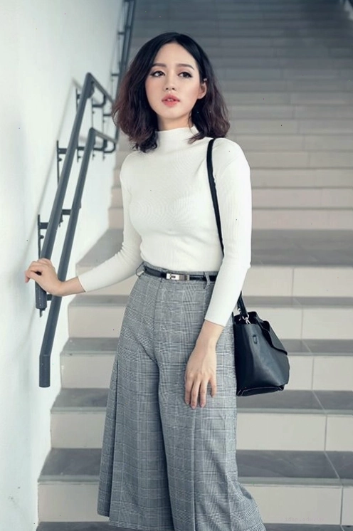 Người mập mặc quần ống suông cùng áo cổ lọ tôn dáng