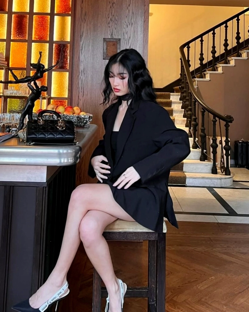 Người mẫu diện áo sơ mi trắng và quần tây xám, tạo phong cách casual smart