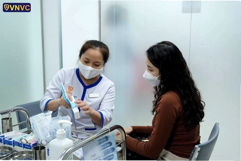 Người phụ nữ đang được tiêm vắc xin HPV
