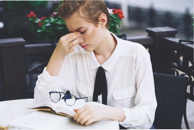 Nhức mắt có thể do đọc sách quá lâu