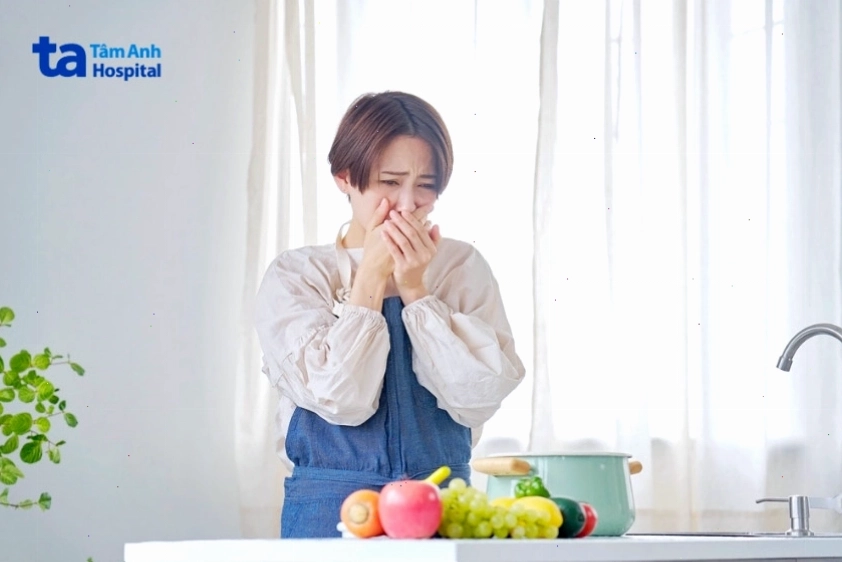 Ốm nghén là triệu chứng có thai sớm điển hình mà nhiều phụ nữ gặp phải.