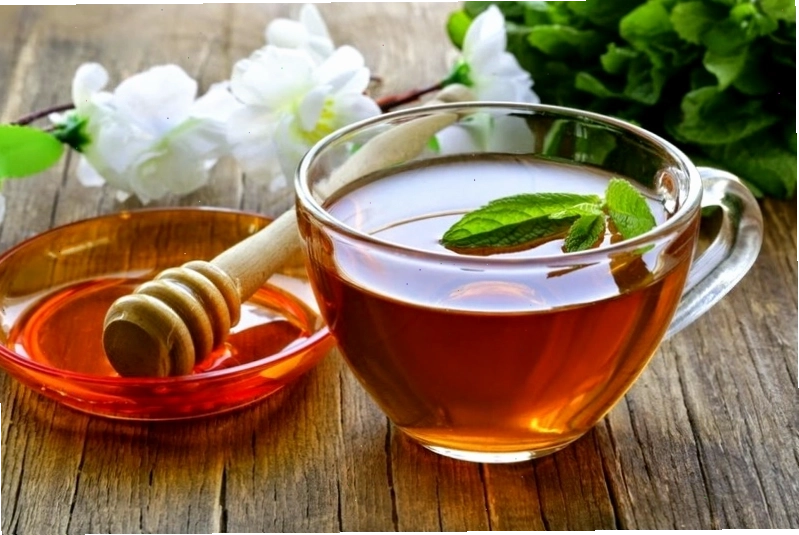 Pha trà gừng, mật ong với nước ấm để uống giúp làm dịu cơn đau bụng dưới
