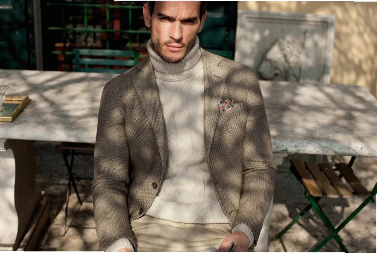 Phối áo blazer và áo len cổ lọ đậm chất thời trang