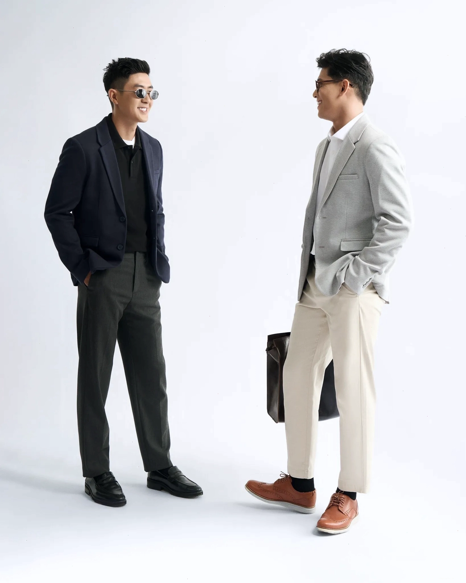 Phối áo blazer với quần kaki tạo phong cách thoải mái, thanh lịch