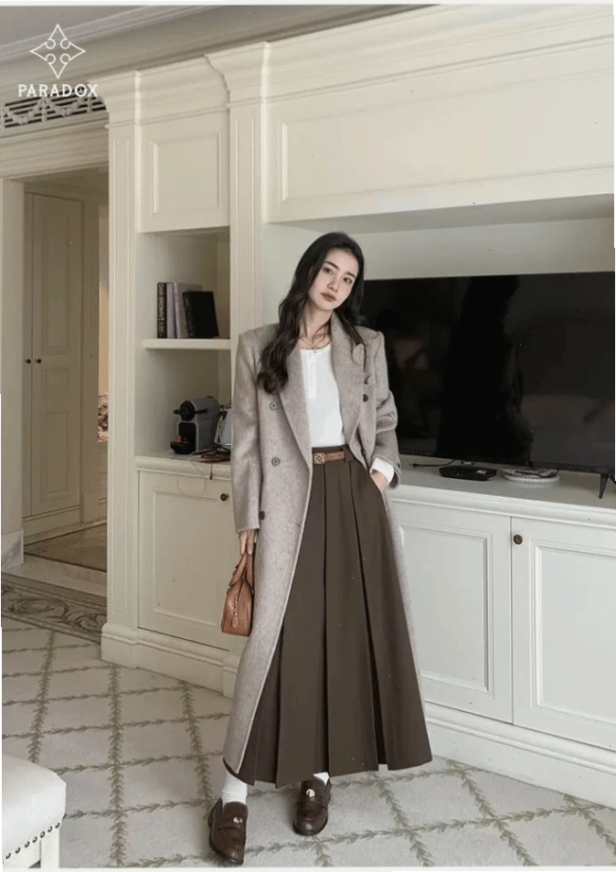 Phối áo dạ dài với chân váy chữ A dáng dài thanh lịch