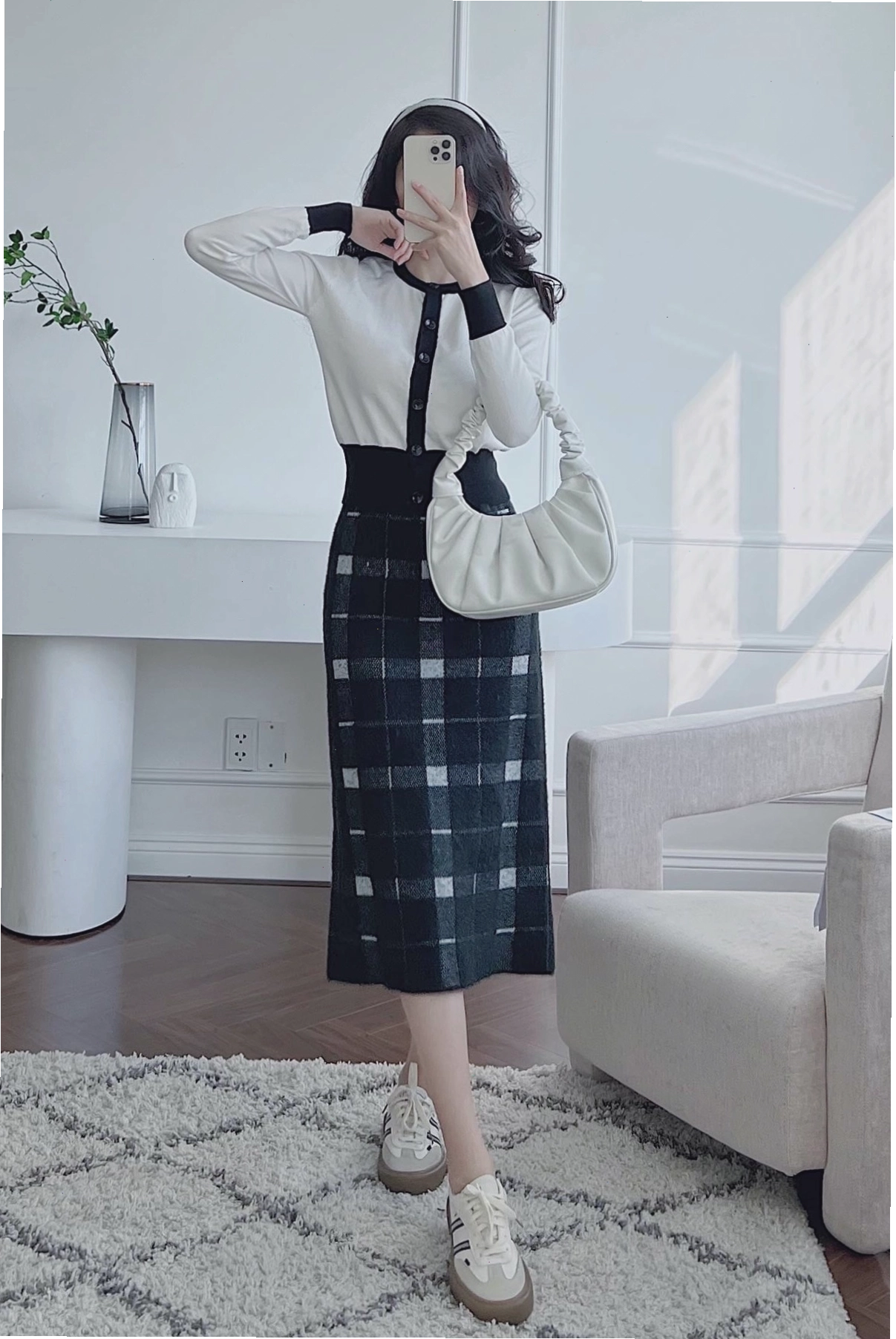 Phối áo khoác cardigan với chân váy dài xếp ly