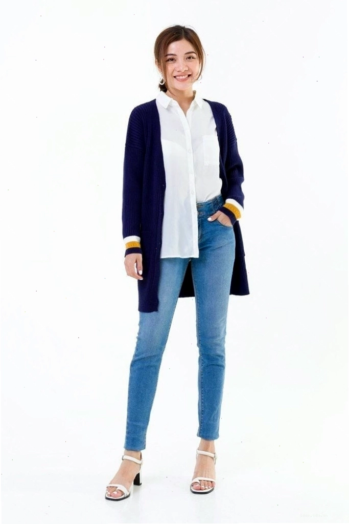 Phối áo khoác cardigan với quần jean và áo thun basic