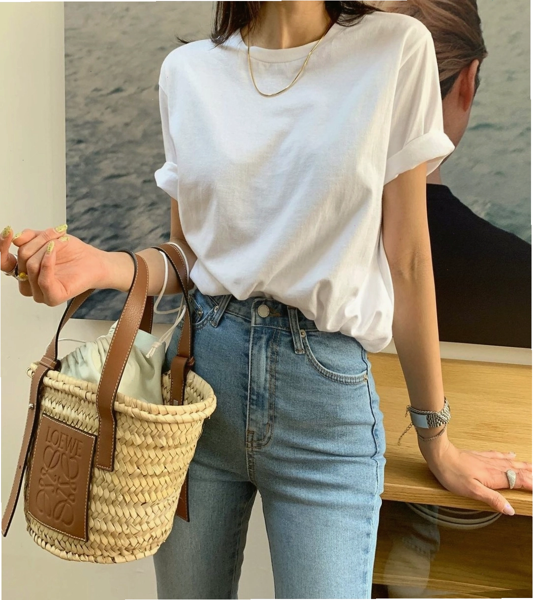 Phối áo thun trắng nữ cùng quần skinny jeans và áo khoác ngoài