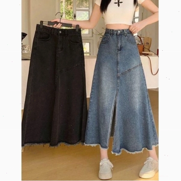 Phối chân váy dài với áo croptop kín và sandal quai mảnh