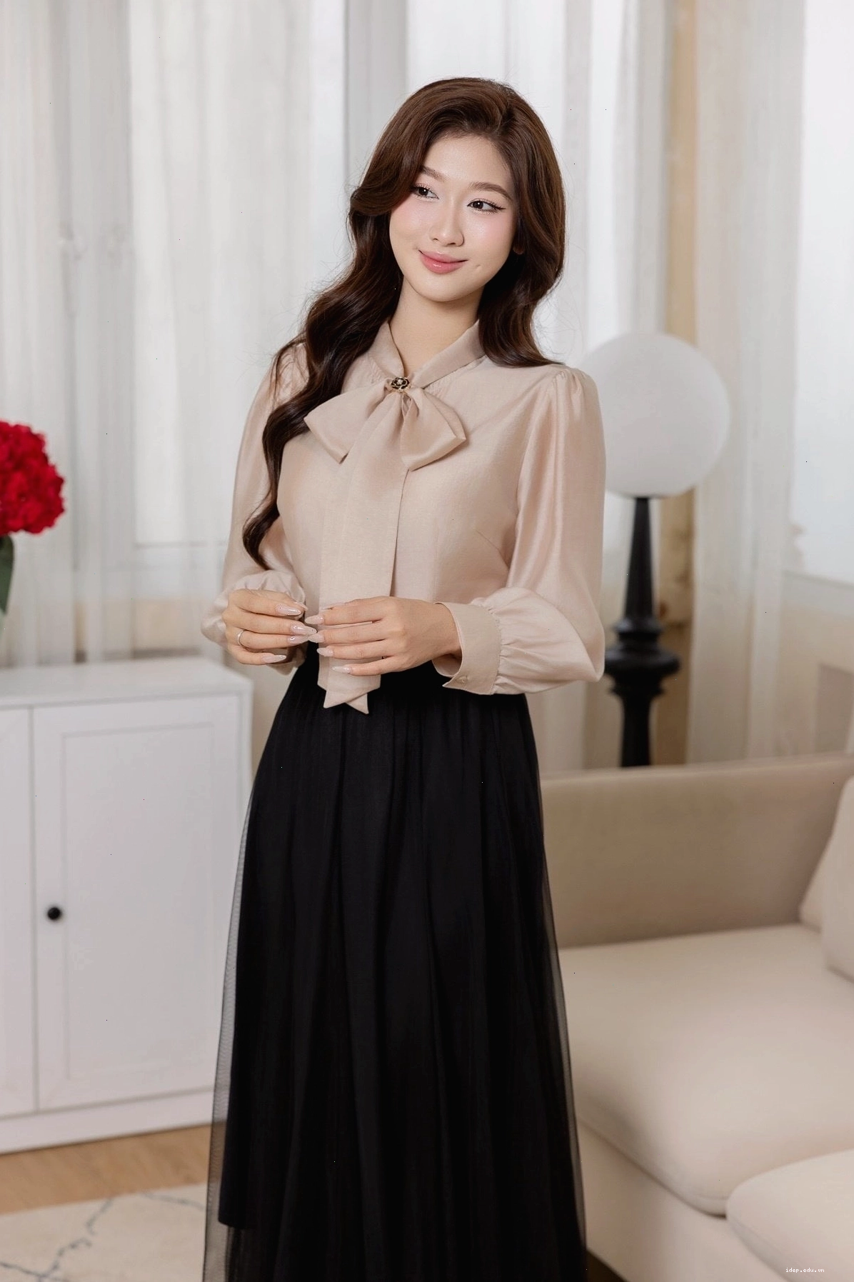 Phối chân váy đen dài cùng áo sơ mi tạo vẻ ngoài thanh lịch
