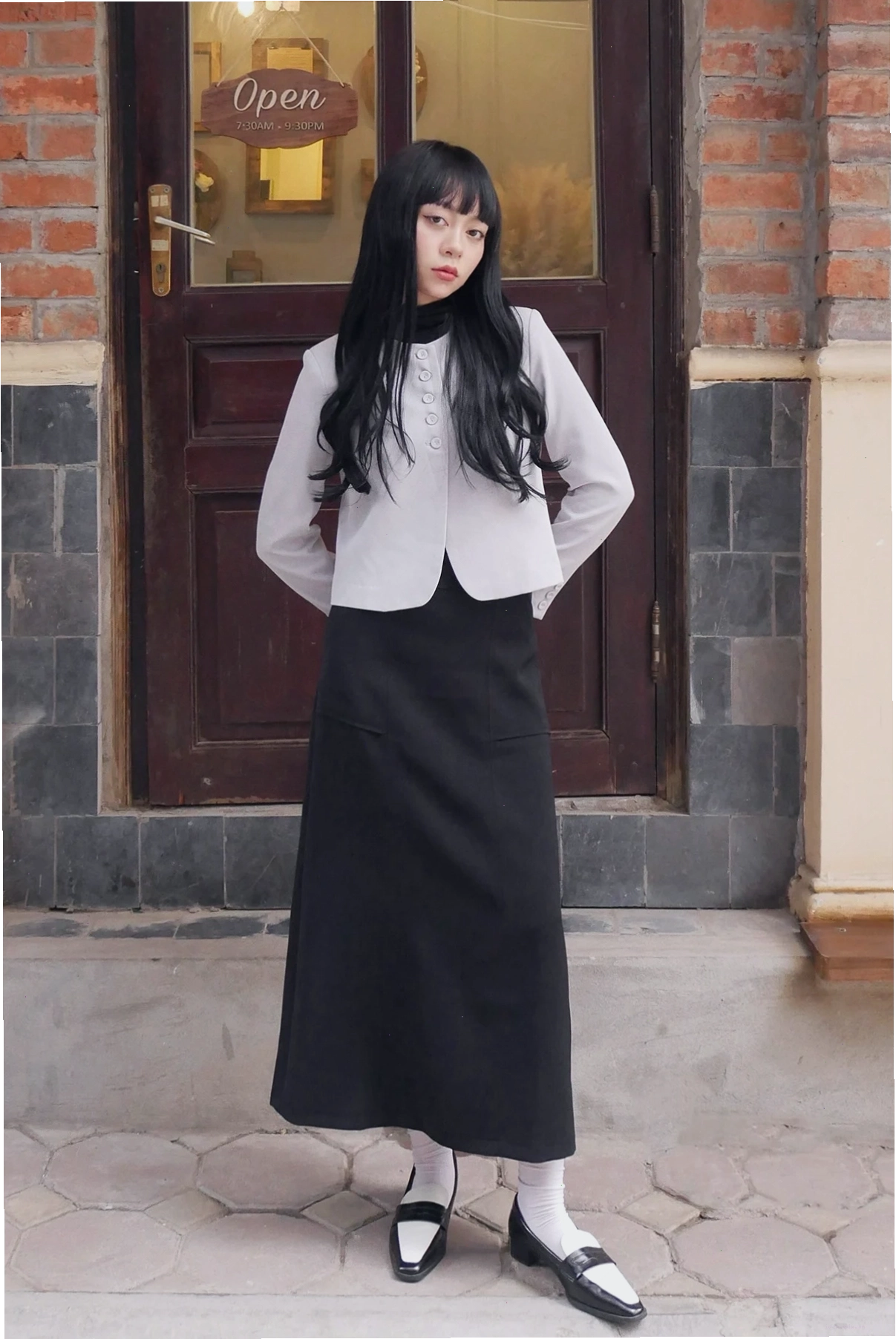 Phối chân váy đen dài với áo blazer tạo vẻ ngoài công sở thanh lịch