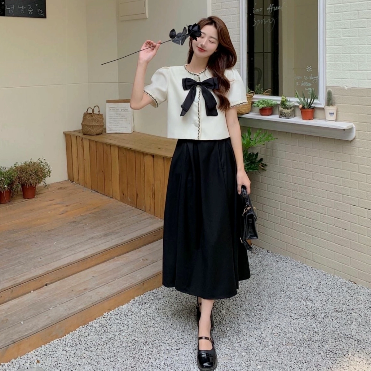 Phối chân váy đen dài với áo croptop tôn eo thon gọn