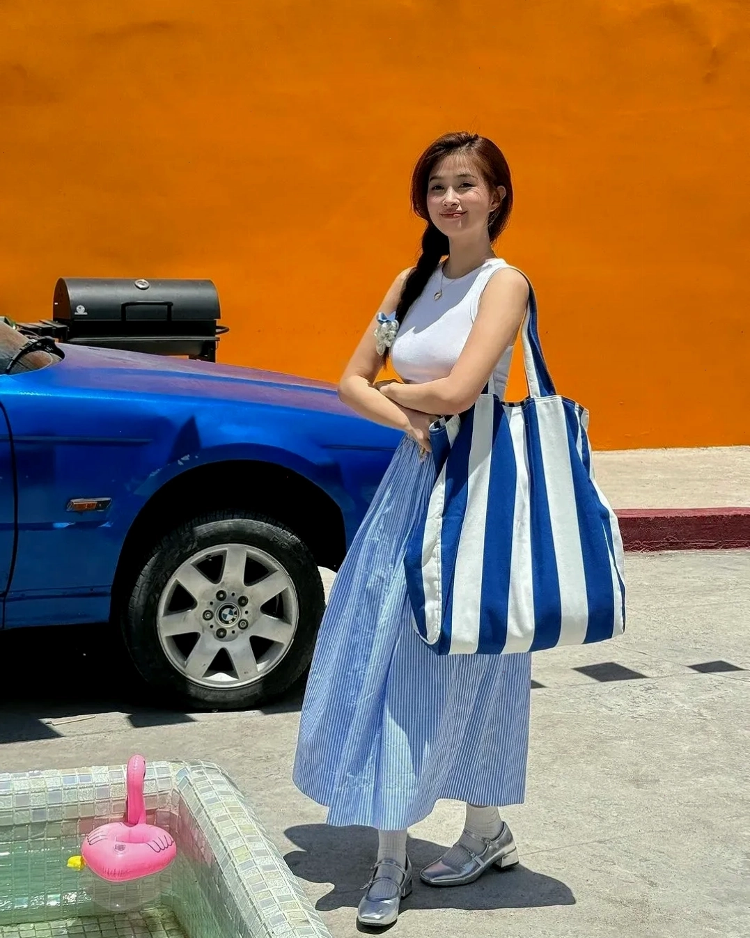 Phối chân váy xếp ly dài với áo 2 dây và áo khoác denim cho phong cách dạo phố