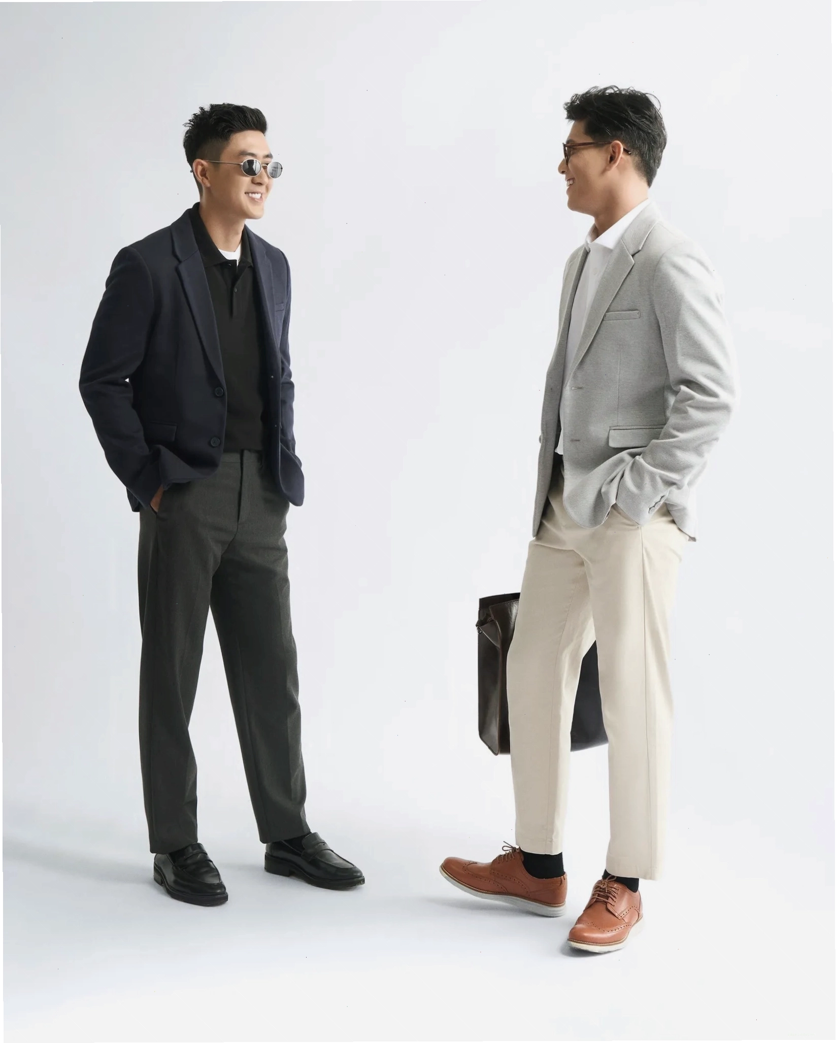 Phối đồ áo blazer nam với quần kaki tạo vẻ ngoài thoải mái và thanh lịch