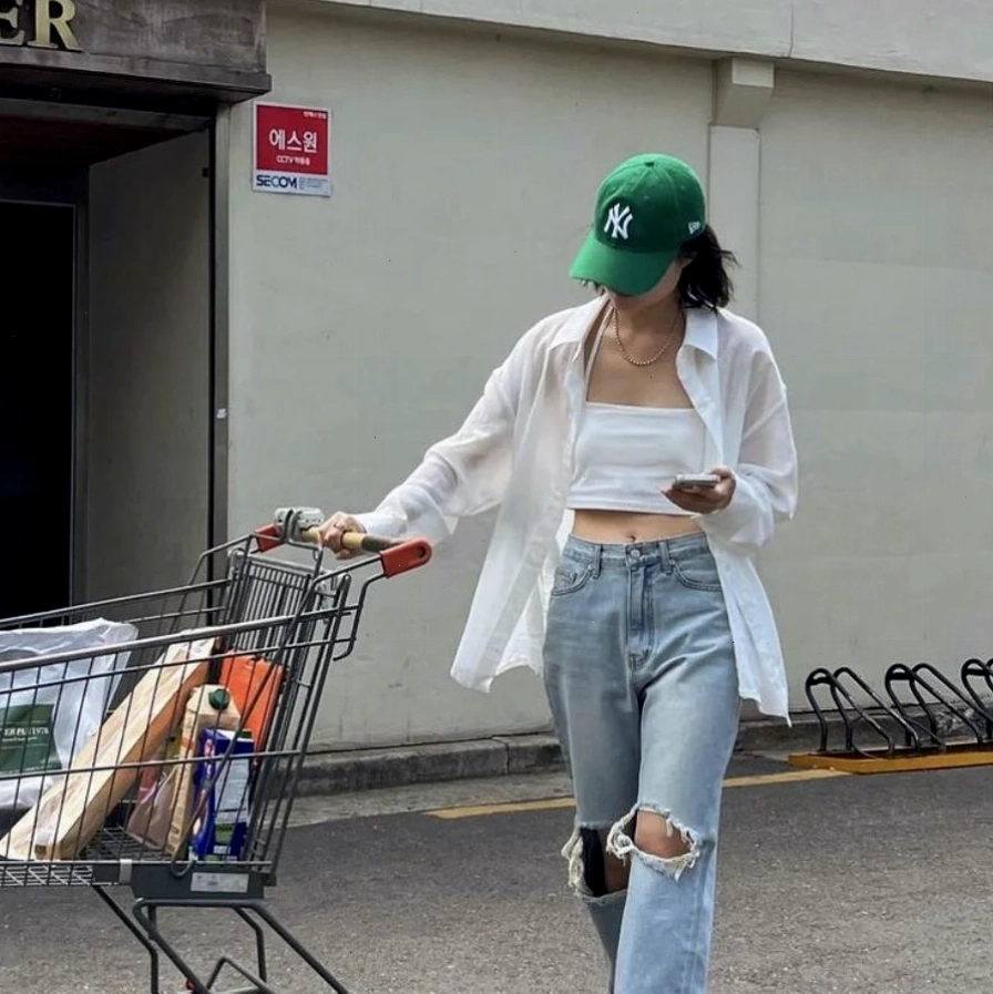 Phối đồ áo sơ mi oversize nữ cùng áo crop top sexy