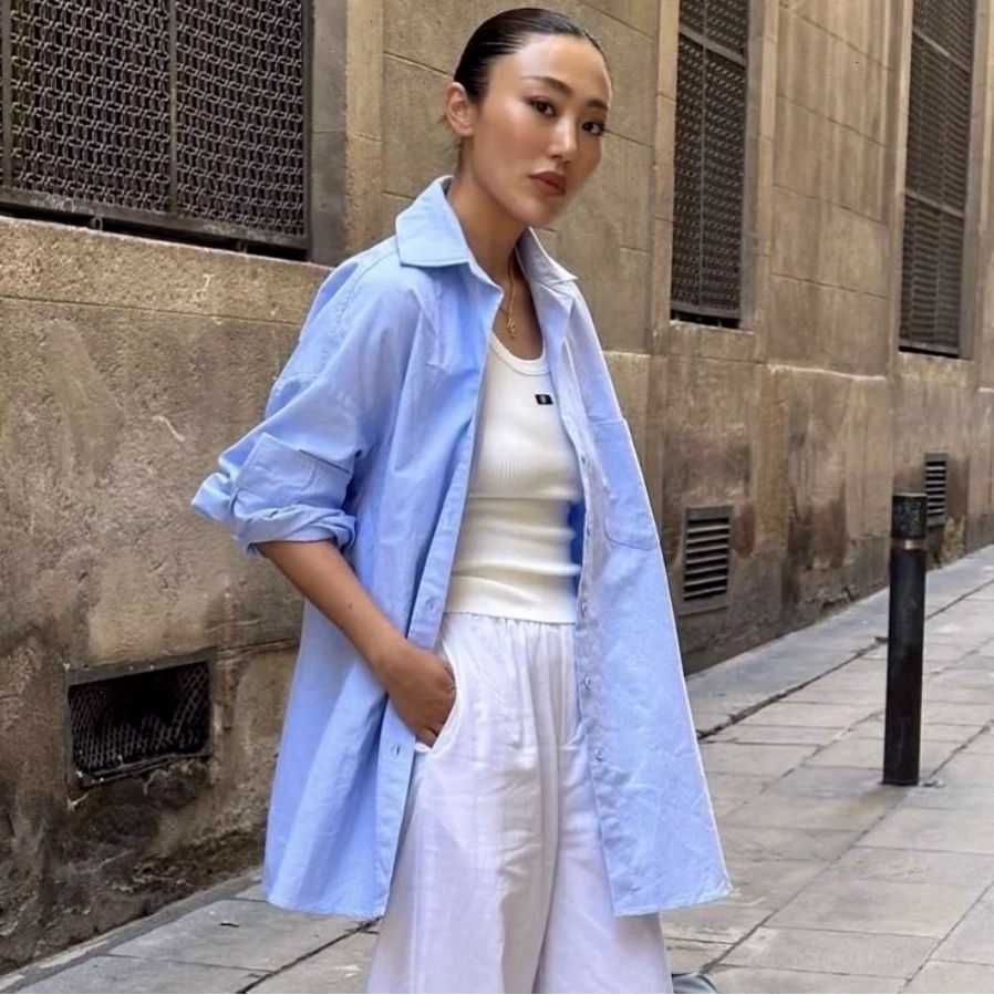 Phối đồ áo sơ mi oversize nữ cùng áo thun bên trong
