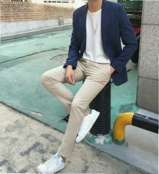Phối đồ đi đám cưới cho nam với blazer và quần chinos