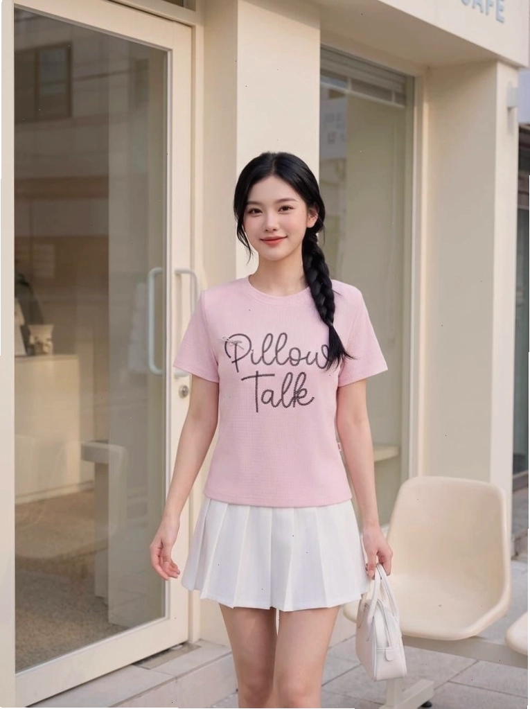 Phối đồ mùa hè: Chân váy midi và áo thun đơn giản