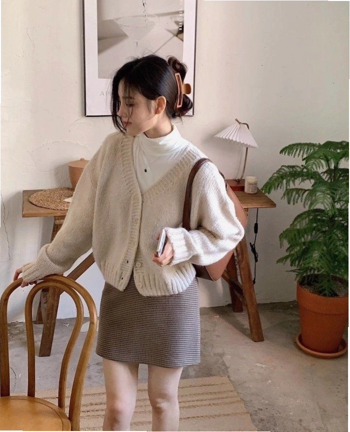 Phối đồ mùa hè với chân váy chữ A ngắn và áo thun trắng