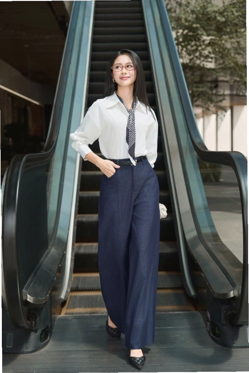 Phối đồ mùa thu cho nữ với quần jeans và áo khoác bomber