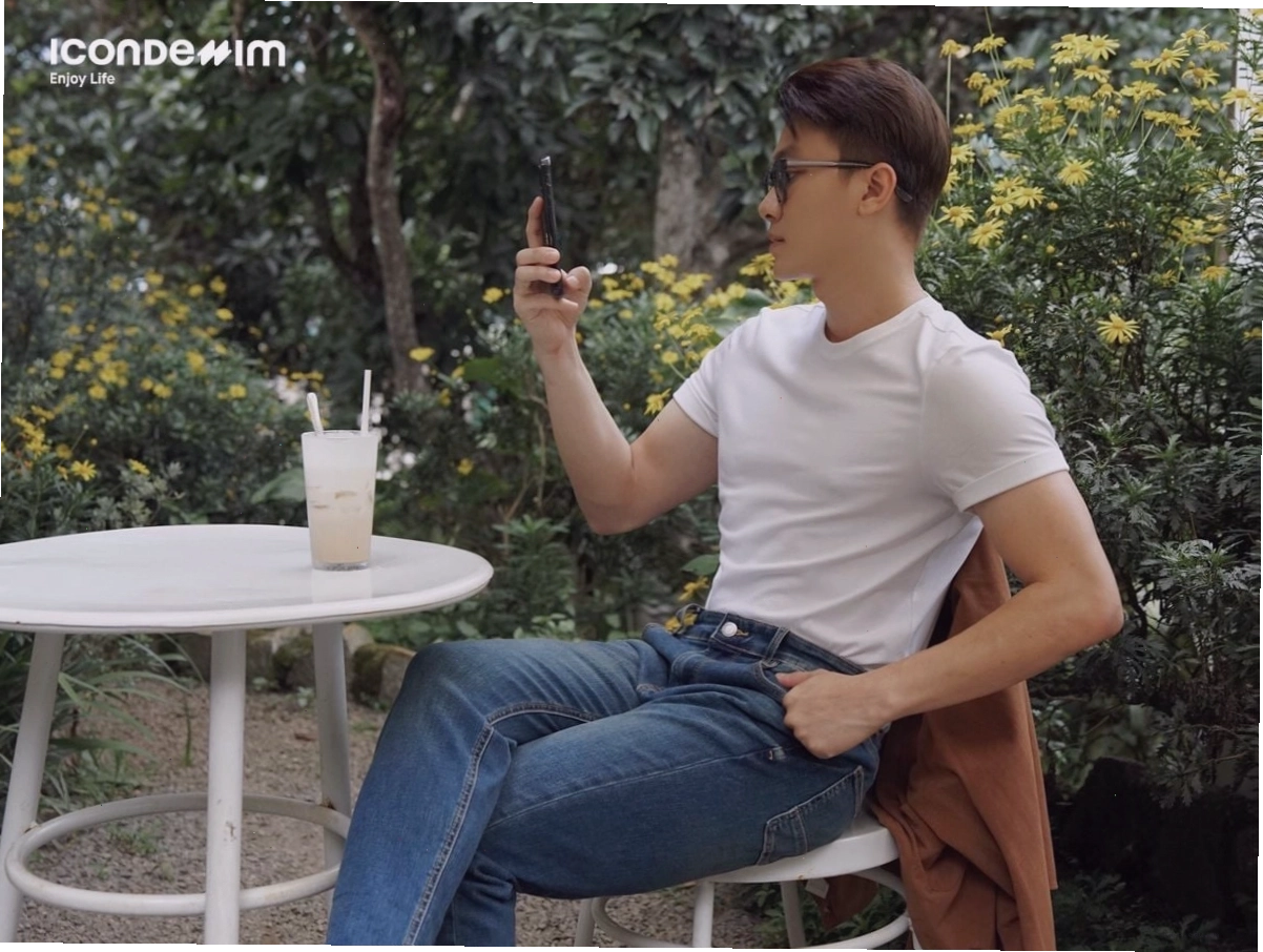 Phối đồ nam tối giản với quần jeans và áo thun đơn sắc