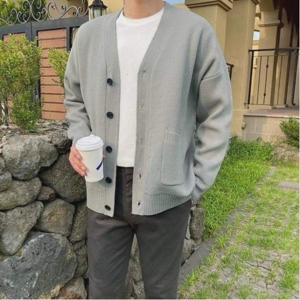 Phối đồ nam trẻ trung với áo cardigan, áo thun trắng và quần xám ống đứng