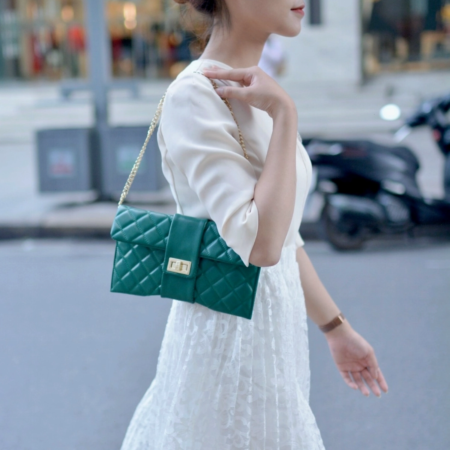 Phối đồ nữ sang trọng với trang phục basic và phụ kiện tinh tế