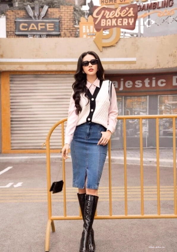 Phối đồ với boot cao cổ và váy đuôi cá quyến rũ
