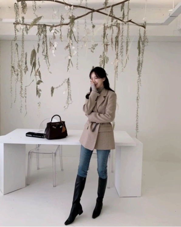 Phối đồ với boot cổ cao và quần jeans tạo phong cách bụi bặm, cá tính