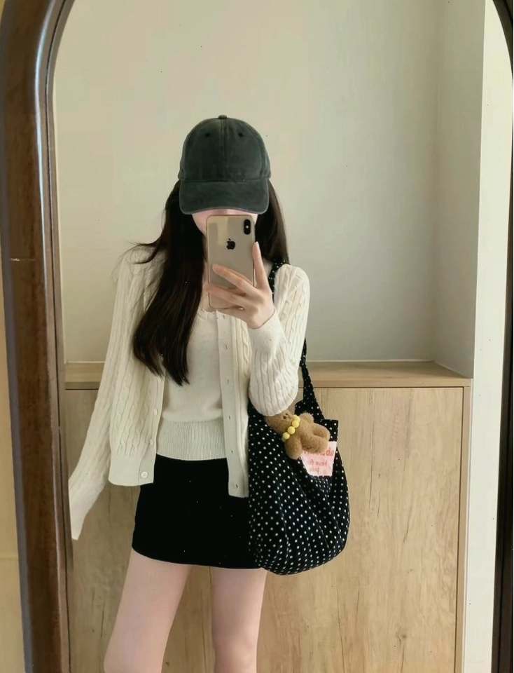Phối đồ với chân váy chữ A ngắn màu trắng cùng áo croptop đen tạo sự tương phản nổi bật
