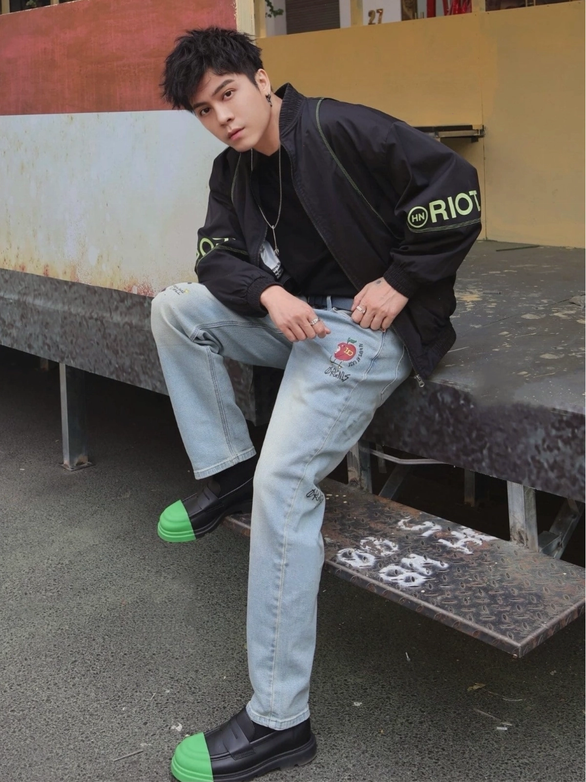 Phối quần jean ống rộng và áo bomber tạo phong cách trẻ trung, năng động
