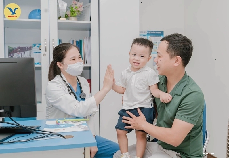Phụ huynh nên đưa con đi khám nếu trẻ sốt cao