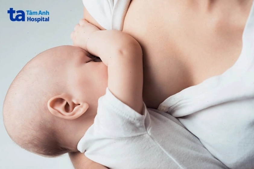Phụ nữ có đặt túi ngực vẫn có khả năng cho con bú nếu tuân thủ các khuyến cáo