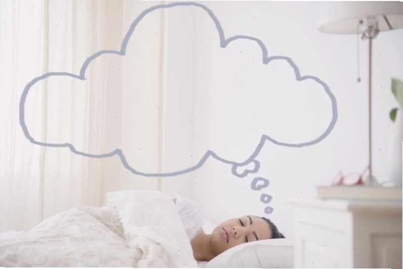 Phụ nữ đang mơ màng trong giấc ngủ REM