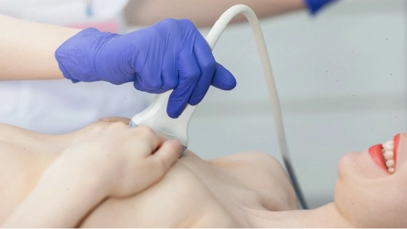 Phụ nữ sau sinh và trong giai đoạn dậy thì có thể cảm thấy đau tức ngực