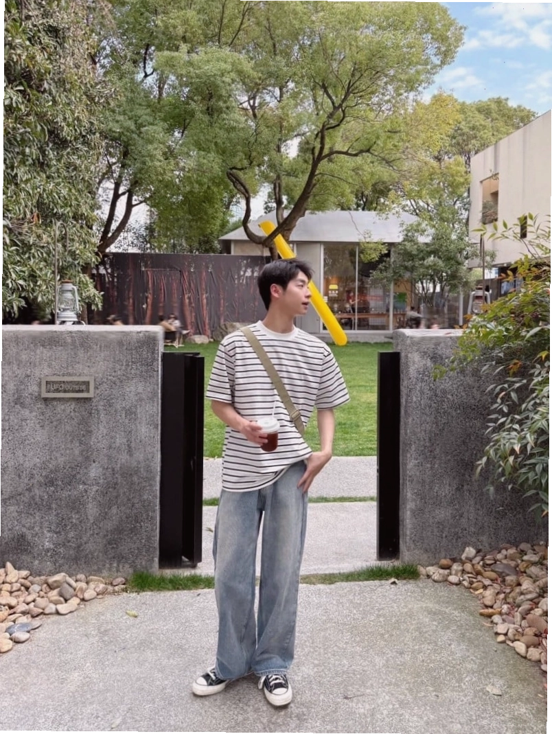 Quần jean ống rộng nam kết hợp áo hoodie đen