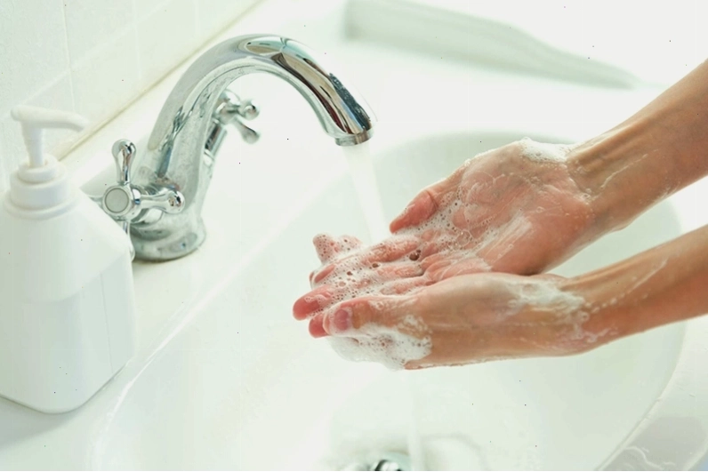 Rửa tay sạch sẽ là biện pháp phòng ngừa viêm kết mạc hiệu quả