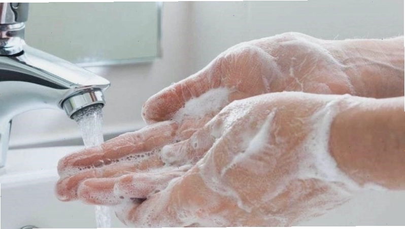 Rửa tay thường xuyên bằng xà phòng và nước ấm khi bị đau mắt đỏ