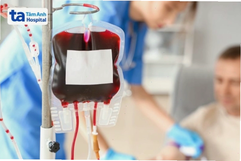 Sơ cứu và đưa bệnh nhân sốt xuất huyết chảy máu mũi đến bệnh viện