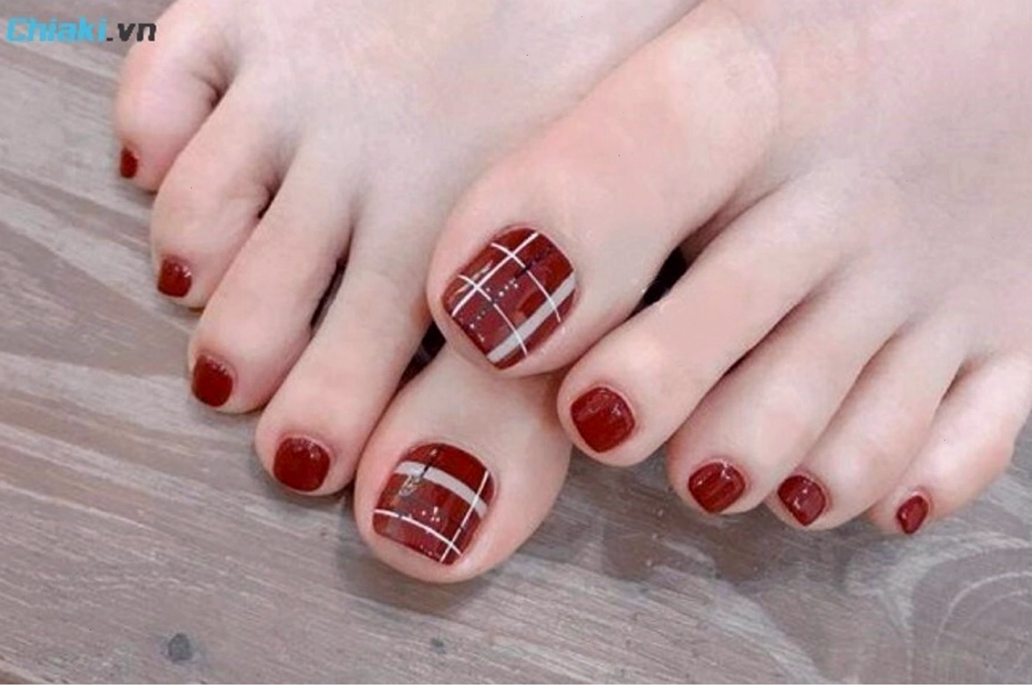Sơn móng chân màu đỏ mận vẽ họa tiết