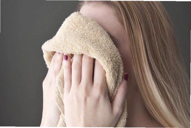 Sử dụng chung khăn mặt là một trong những nguyên nhân lây lan viêm kết mạc