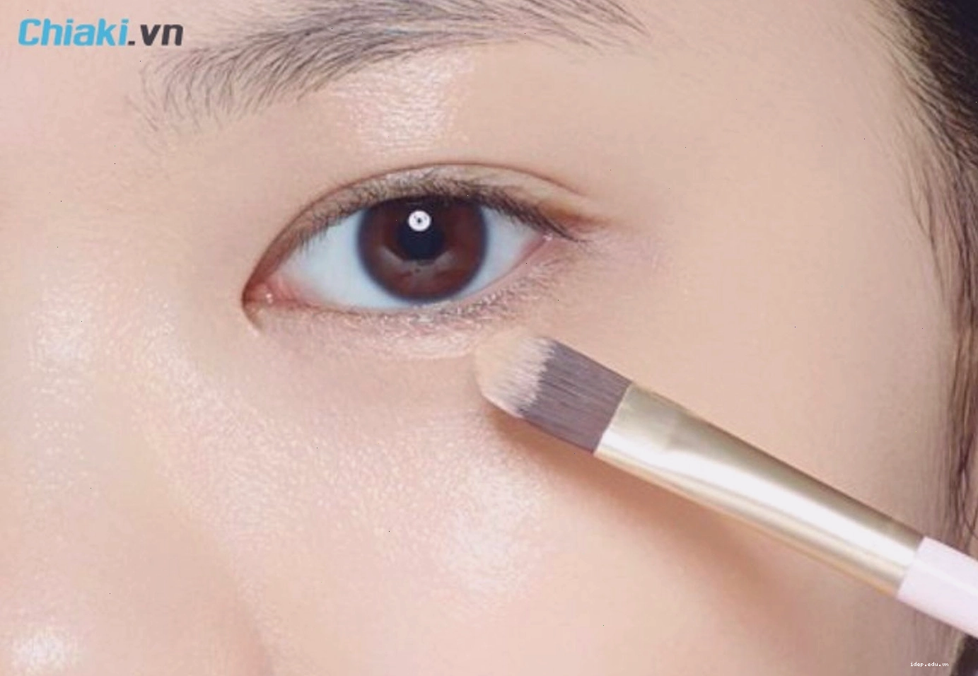 Sử dụng cọ trang điểm để đánh phấn mắt