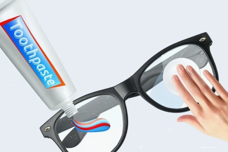 Sử dụng kem đánh răng để xử lý vết xước nhẹ trên kính