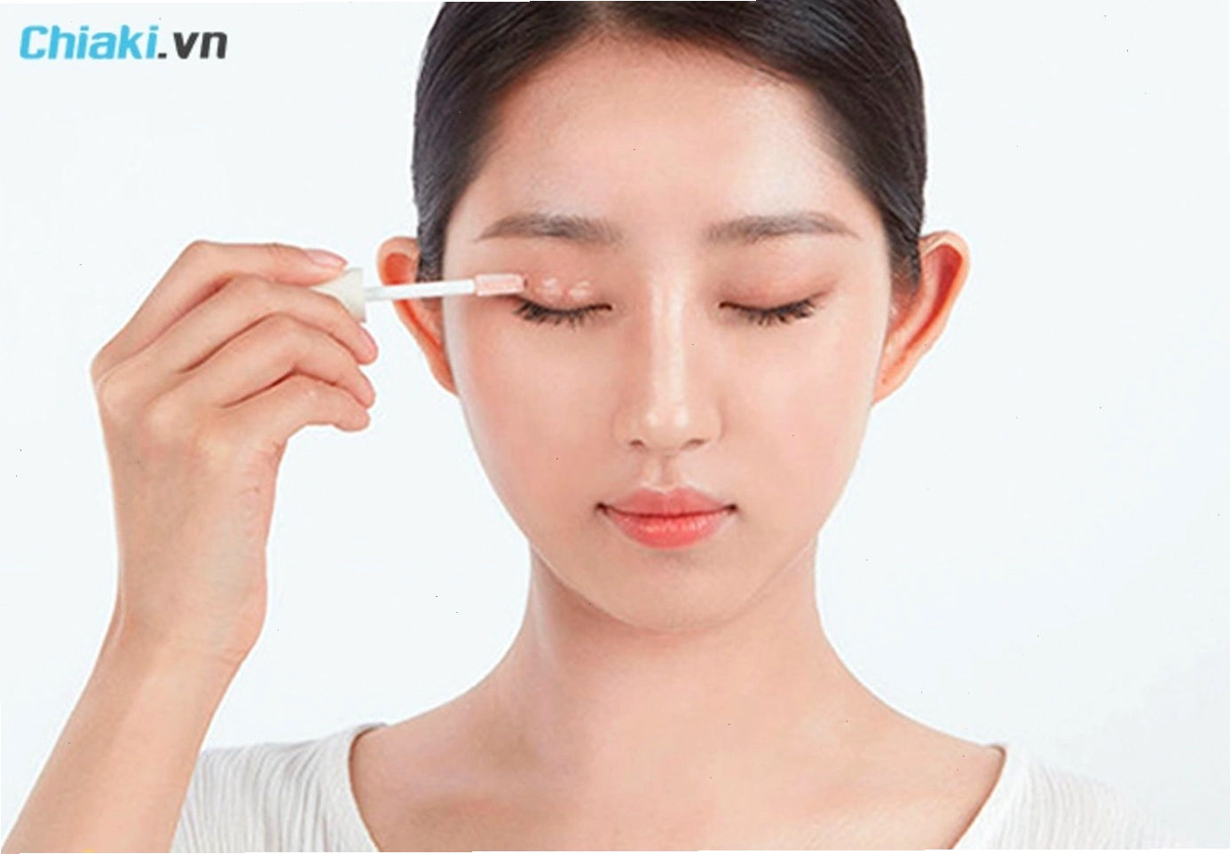 Sử dụng kem lót và kem che khuyết điểm trước khi đánh phấn mắt