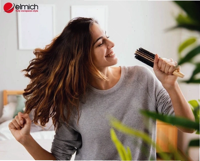 Sử dụng lược tròn để làm phồng tóc khi sấy